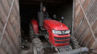 Червоний мінітрактор жінка водить кілька років Червоний мінітрактор жінка водить кілька років