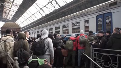 Тиснява, штурм електричок та запізнення потягів до Львова. СУСПІЛЬНЕ | ВІДЕОНОВИНИ