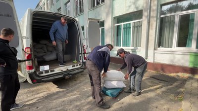 У громаді на Рівненщині зібрали понад дві тонни каштанів, гроші передадуть на потреби ЗСУ