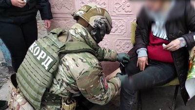 Знімав знущання на відео і транслював у соцмережах: на Вінниччині чоловік силоміць утримував матір та співмешканку Знімав знущання на відео і транслював у соцмережах: на Вінниччині чоловік силоміць утримував матір та співмешканку