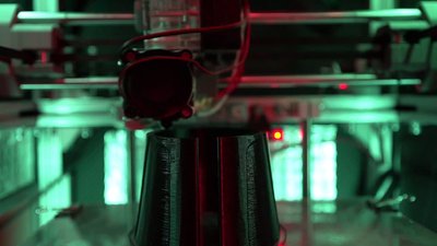 Як волонтер з Білопілля на Сумщині сам змайстрував п'ять 3D-принтерів, щоб допомогти ЗСУ