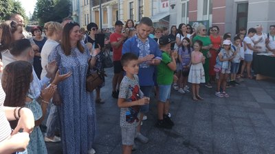 "Віват, ліцей 25" – у Житомирі на Михайлівській провели благодійну акцію "Віват, ліцей 25" – у Житомирі на Михайлівській провели благодійну акцію