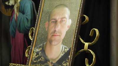 У Хмельницькому попрощались із загиблим військовим Віталієм Лозою У Хмельницькому попрощались із загиблим військовим Віталієм Лозою