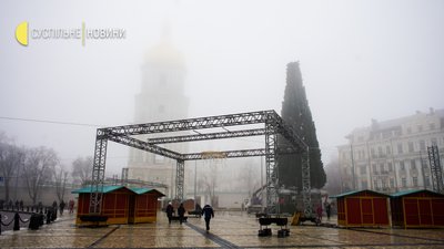 У Києві змонтували каркас головної ялинки та починають прикрашати. Як це виглядає У Києві змонтували каркас головної ялинки та починають прикрашати. Як це виглядає