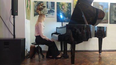 "В евакуації допомогла музика".15-річна піаністка повернулася до Харкова, щоб зіграти на концерті "В евакуації допомогла музика".15-річна піаністка повернулася до Харкова, щоб зіграти на концерті