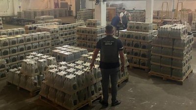 Співробітники БЕБ України з партіями фальсифікованого алкоголю Співробітники БЕБ України з партіями фальсифікованого алкоголю