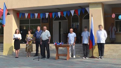 З триколорами та під гімн Росії: на окупованій Луганщині розпочався навчальний рік З триколорами та під гімн Росії: на окупованій Луганщині розпочався навчальний рік