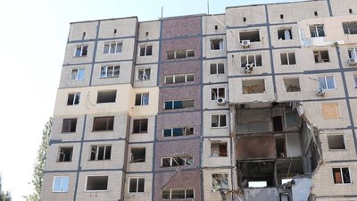 Демонтують під'їзд: у Дніпрі тривають роботи у багатоповерхівці, куди влучив «шахед» Демонтують під'їзд: у Дніпрі тривають роботи у багатоповерхівці, куди влучив «шахед»