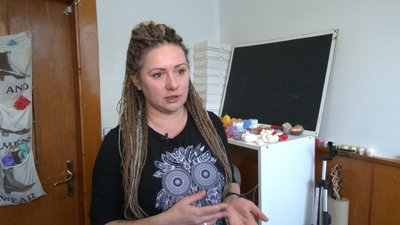 Кишенькове джерело тепла і світла. У Франківську майстриня виготовляє окопні свічки для бійців Кишенькове джерело тепла і світла. У Франківську майстриня виготовляє окопні свічки для бійців