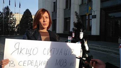 Чорну ялинку, прикрашену порожніми пляшками від ліків, встановили біля Тернопільської ОДА Чорну ялинку, прикрашену порожніми пляшками від ліків, встановили біля Тернопільської ОДА