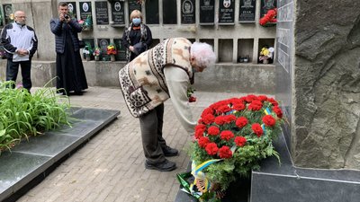 В Одесі відбулося покладання квітів в пам'ять про жертви масових політичних репресій В Одесі відбулося покладання квітів в пам'ять про жертви масових політичних репресій