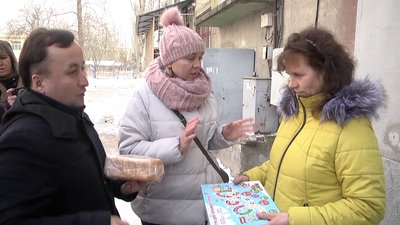 Допомога родинам Херсона під час локдауну: ініціатори проєкту "Сильні духом" передали продукти Допомога родинам Херсона під час локдауну: ініціатори проєкту "Сильні духом" передали продукти
