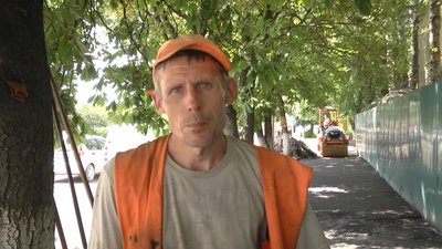 У Житомирі на вулиці Грушевського комунальники ремонтують тротуари У Житомирі на вулиці Грушевського комунальники ремонтують тротуари
