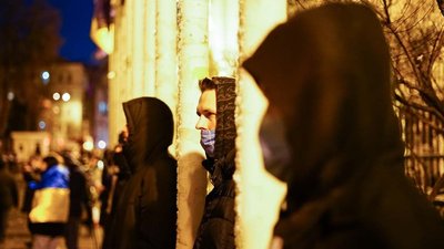 "Не чуєш? Побачиш". Прихильники Стерненка облили ОП червоною фарбою та влаштували феєрверк "Не чуєш? Побачиш". Прихильники Стерненка облили ОП червоною фарбою та влаштували феєрверк