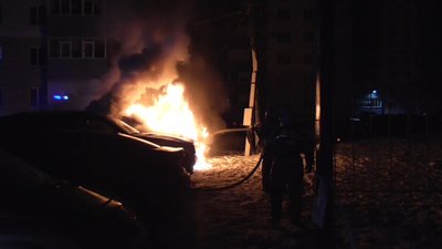В Сумах пожежники загасили горіння кросовера і врятували ще три автівки