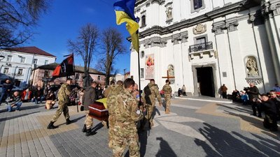 У Тернополі прощаються із загиблим добровольцем Вадимом Гайдіним У Тернополі прощаються із загиблим добровольцем Вадимом Гайдіним