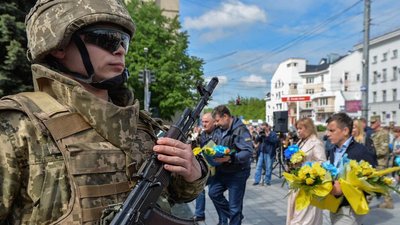 День Героїв у Житомирі – родичі загиблих військових принесли портрети полеглих воїнів-героїв
