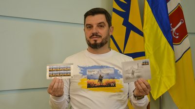 В Одесі за день розкупили тисячу марок "Русскій воєнний корабль". ФОТО В Одесі за день розкупили тисячу марок "Русскій воєнний корабль". ФОТО