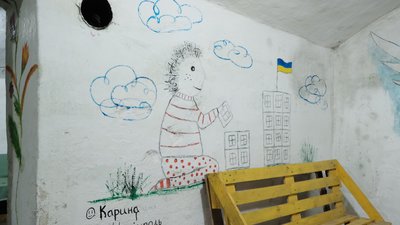 Художниця з Києва розмальовує стіни бомбосховища в Чернівцях Художниця з Києва розмальовує стіни бомбосховища в Чернівцях