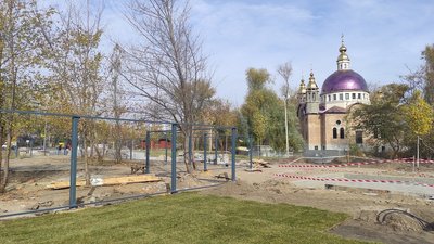 На Набережній Дніпра, у зеленій зоні, огородили нову ділянку для будівництва