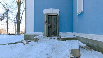 Віряни ПЦУ в середині храму, УПЦ – ззовні. Навколо церкви – спецпризначенці та поліція Віряни ПЦУ в середині храму, УПЦ – ззовні. Навколо церкви – спецпризначенці та поліція
