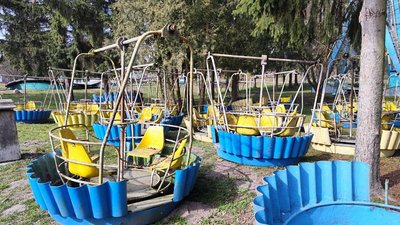 У Центрльному парку Луцька демонтують комунальні атракціони У Центрльному парку Луцька демонтують комунальні атракціони