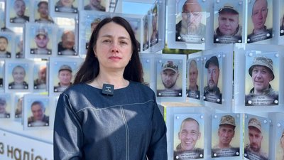 Фотостенд "Живемо з надією. Пам’ятаємо. Чекаємо" у Луцьку, червень 2026 року