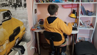 Наздоганяють шкільну програму та відвідують гуртки. Як на Буковині працює патронатна сім’я
