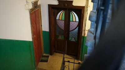 У Львові відновили старовинні вітражні двері