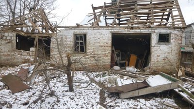 Пошкоджені будинки, СТО, автомобілі та лінії електромереж: у поліції показали наслідки російських обстрілів Сумщини Пошкоджені будинки, СТО, автомобілі та лінії електромереж: у поліції показали наслідки російських обстрілів Сумщини