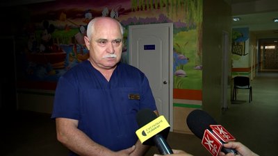 Житомирські лікарі стабілізували стан дворічної дівчинки, котра випала з вікна третього поверху Житомирські лікарі стабілізували стан дворічної дівчинки, котра випала з вікна третього поверху