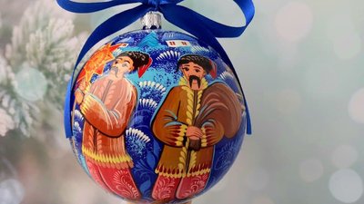 Художниця з Дніпра розмальовує новорічні прикраси петриківкою Художниця з Дніпра розмальовує новорічні прикраси петриківкою