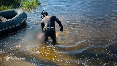 На поверхню підняли тіло 17-річного хлопця, який разом з братом потонув у річці Остер