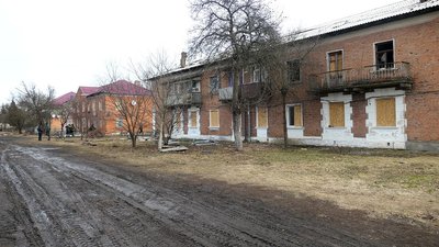 "У туалеті пробоїна, ванна посипалась": мешканці Дружби на Сумщині про наслідки влучань "У туалеті пробоїна, ванна посипалась": мешканці Дружби на Сумщині про наслідки влучань