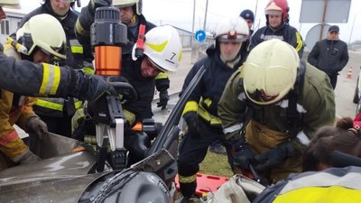Рятувальники деблокують водія, затисненого конструкціями автомобіля, 7 січня 2023 року Рятувальники деблокують водія, затисненого конструкціями автомобіля, 7 січня 2023 року