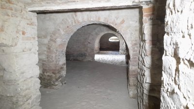 На фото підвали палацу. На фото підвали палацу.
