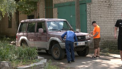 Студенти-автомобілісти з Черкас відновлюють автівки для ЗСУ Студенти-автомобілісти з Черкас відновлюють автівки для ЗСУ
