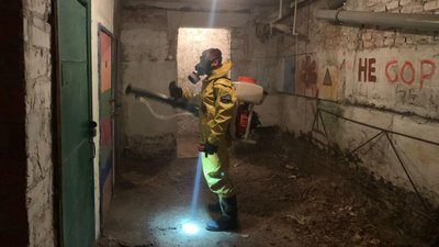 В підвалі будинку, що по Несторова, 18 дезінфікують приміщення В підвалі будинку, що по Несторова, 18 дезінфікують приміщення