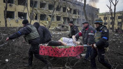 Російські окупанти обстріляли пологовий будинок у Маріуполі Російські окупанти обстріляли пологовий будинок у Маріуполі