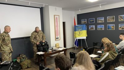 Із власного досвіду: в Тернополі військові вчили, як зібрати наплічник для евакуації Із власного досвіду: в Тернополі військові вчили, як зібрати наплічник для евакуації