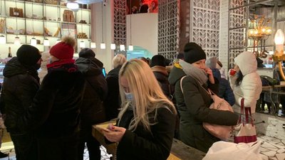 Локдаун у дії: у Києві продовжують працювати ковзанка та оглядове колесо, а в кафе — черги Локдаун у дії: у Києві продовжують працювати ковзанка та оглядове колесо, а в кафе — черги