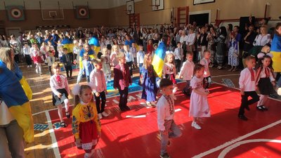 Замість квітів — гроші на дрон для військових: у луцькому ліцеї навчальний рік розпочався з уроків безпеки та квесту Замість квітів — гроші на дрон для військових: у луцькому ліцеї навчальний рік розпочався з уроків безпеки та квесту