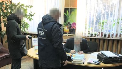 Працівники ДБР вивчають причетність до незаконного видобутку піску біля ХАЕС посадовців приватних компаній та правоохоронців, які могли прикриати злочин. Працівники ДБР вивчають причетність до незаконного видобутку піску біля ХАЕС посадовців приватних компаній та правоохоронців, які могли прикриати злочин.