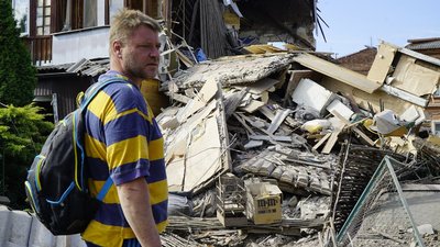 "Ми все життя будували цей будинок", —харків'яни, яких врятували з-під завалів після обстрілу РФ