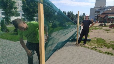 У Луцьку демонтують дитячий майданчик на Молоді У Луцьку демонтують дитячий майданчик на Молоді