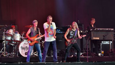 Deep Purple підтримали Україну, розказали історію про Харків і повернули Медведєву його автограф Deep Purple підтримали Україну, розказали історію про Харків і повернули Медведєву його автограф
