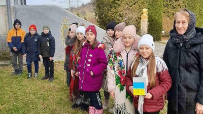 На Івано-Франківщині учні Уторопського ліцею заколядували 33 тис. грн для бійців-односельців На Івано-Франківщині учні Уторопського ліцею заколядували 33 тис. грн для бійців-односельців
