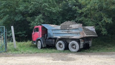 Водія вантажівки з піском та гравієм затримали в прикордонній смузі на Закарпатті