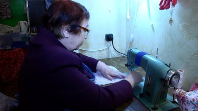 Шиють подушки, балаклави, рукавиці: літні люди у Житомирі допомагають військовим Шиють подушки, балаклави, рукавиці: літні люди у Житомирі допомагають військовим