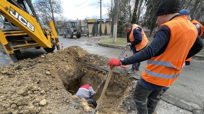 "Люди повинні отримувати щодня воду": як працюють під обстрілами комунальники аби забезпечити херсонців водопостанням "Люди повинні отримувати щодня воду": як працюють під обстрілами комунальники аби забезпечити херсонців водопостанням